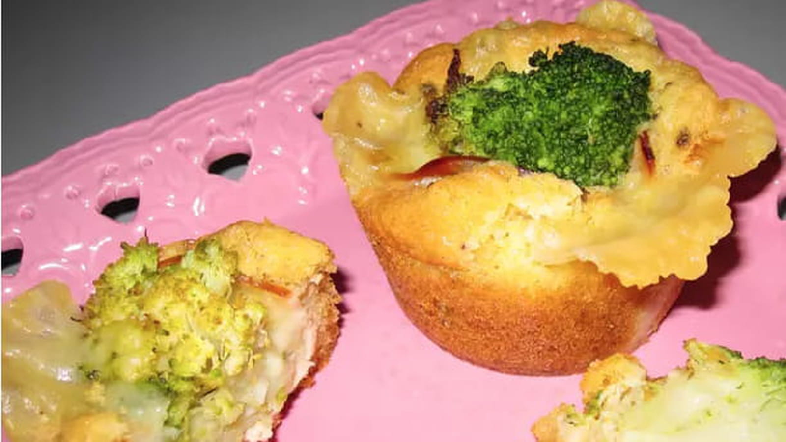 Minis cakes aux brocolis, au comté et au jambon