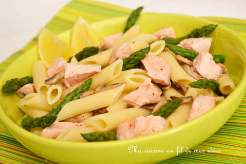 Salade de pâtes au saumon, asperges vertes et champignons