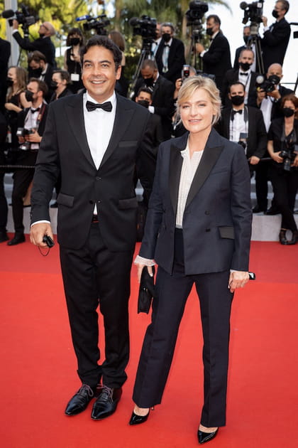 Anne-Elisabeth Lemoine en ensemble de costume bleu marine