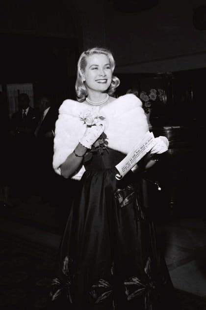 Grace Kelly en robe du soir, fourrure et gants de dentelle