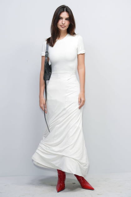 Emily Ratajkowski en robe blanche et bottes rouges