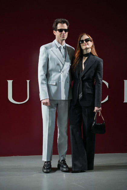 Mark Ronson en costume bleu ciel et Grace Gummer en smoking noir