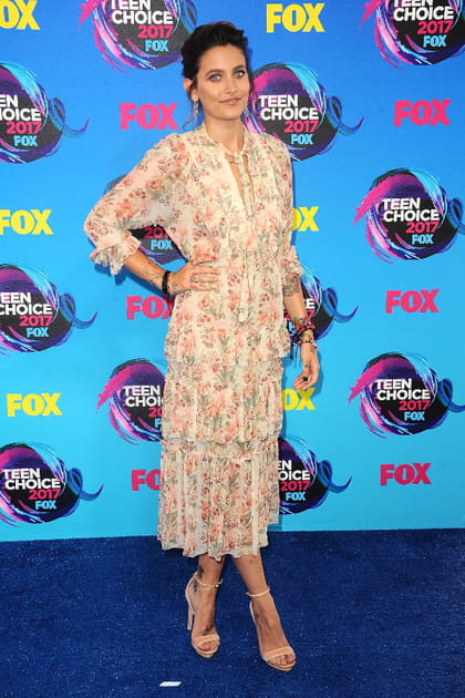 Paris Jackson en robe rose fleurie mi-longue