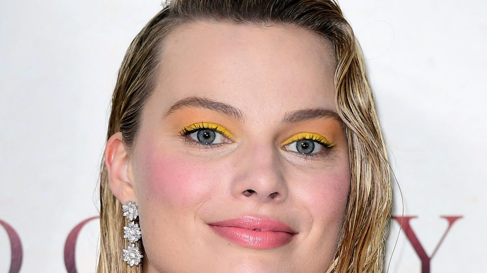 Le make-up jaune et les cheveux wet de Margot Robbie