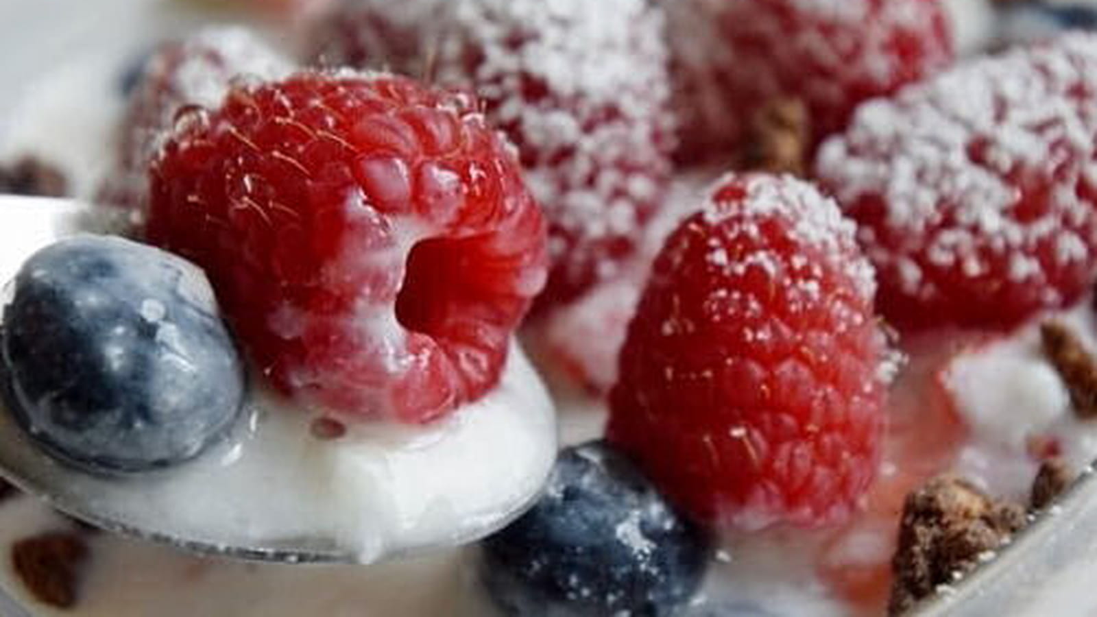 Yaourt aux fruits des bois au sirop de gingembre