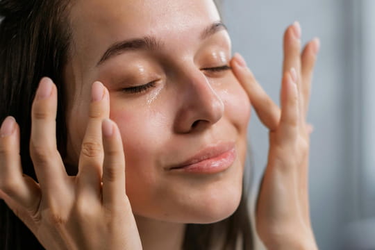 Pour d&eacute;gonfler les yeux, les dermatologues utilisent ce produit &agrave; moins de 10&nbsp;euros, disponible en supermarch&eacute;