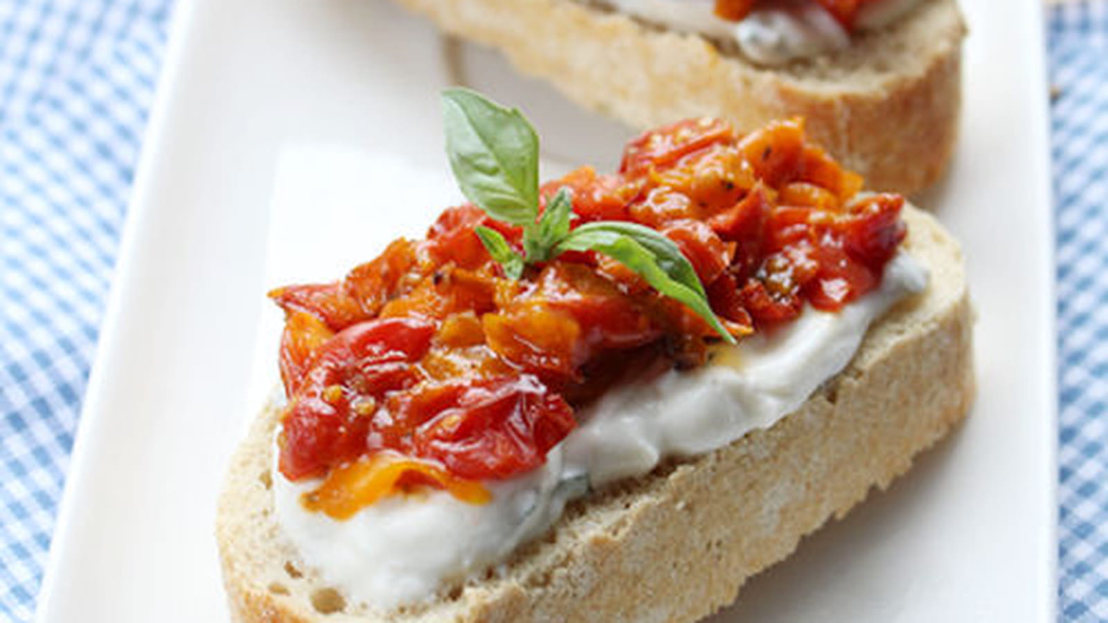 Bruschetta à la ricotta-basilic et compotée de tomates