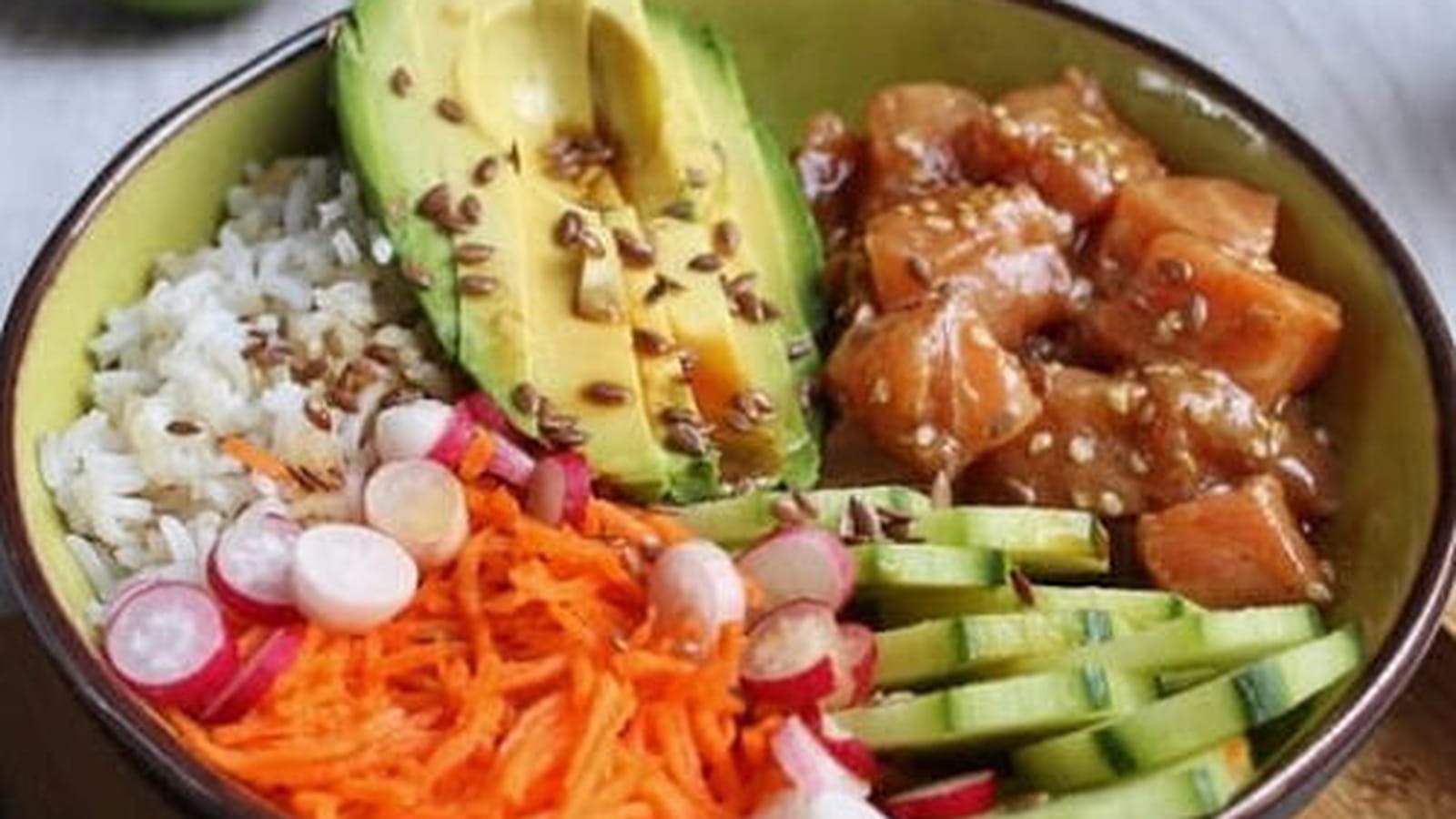Poke Bowl au saumon mariné soja, miel, sésame