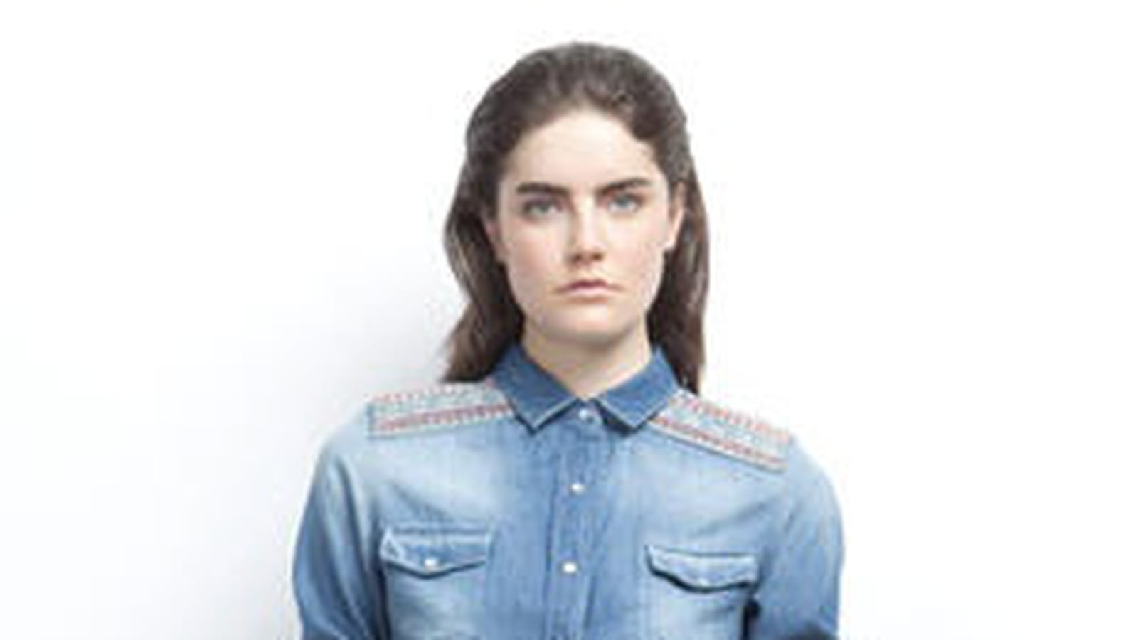 Chemise en jean et jupe dentelle de Sud Express