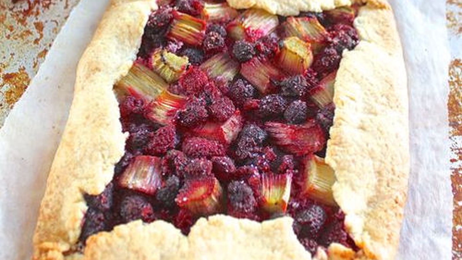 Tarte rustique framboises et rhubarbe vegan