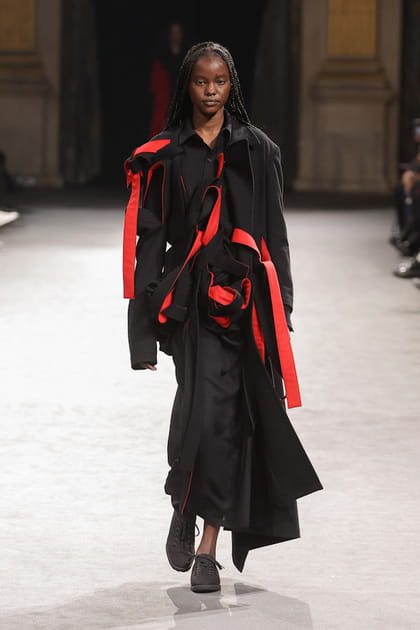 Robe noire et rouge emmêlée aperçue sur le défilé Yohji Yamamoto