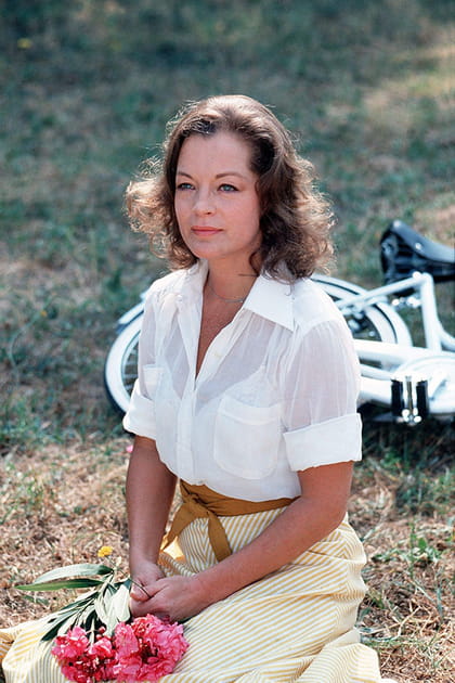 Romy Schneider en chemise à manches courtes