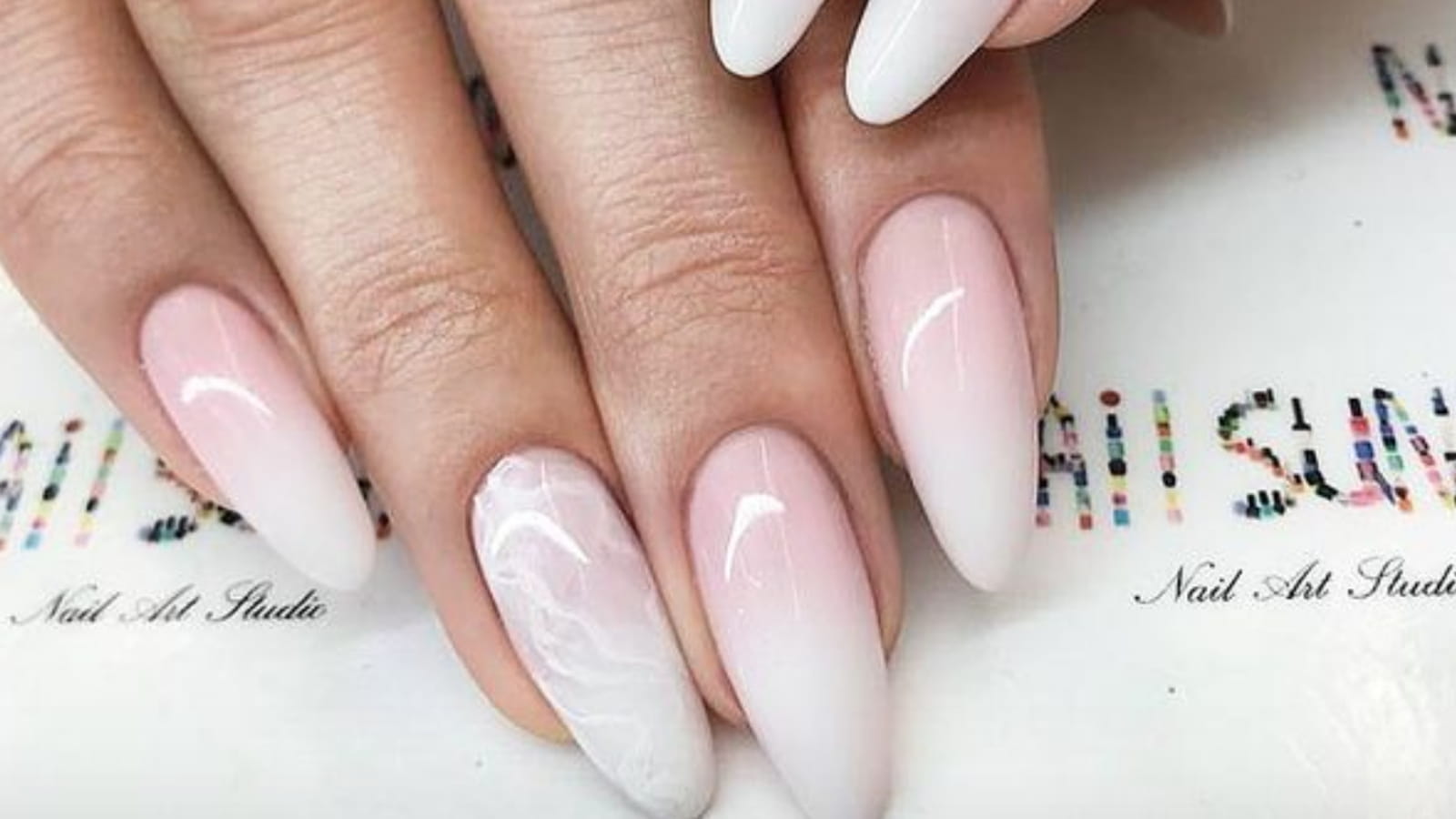 Une manucure Babyboomer avec un ongle effet quartz rose