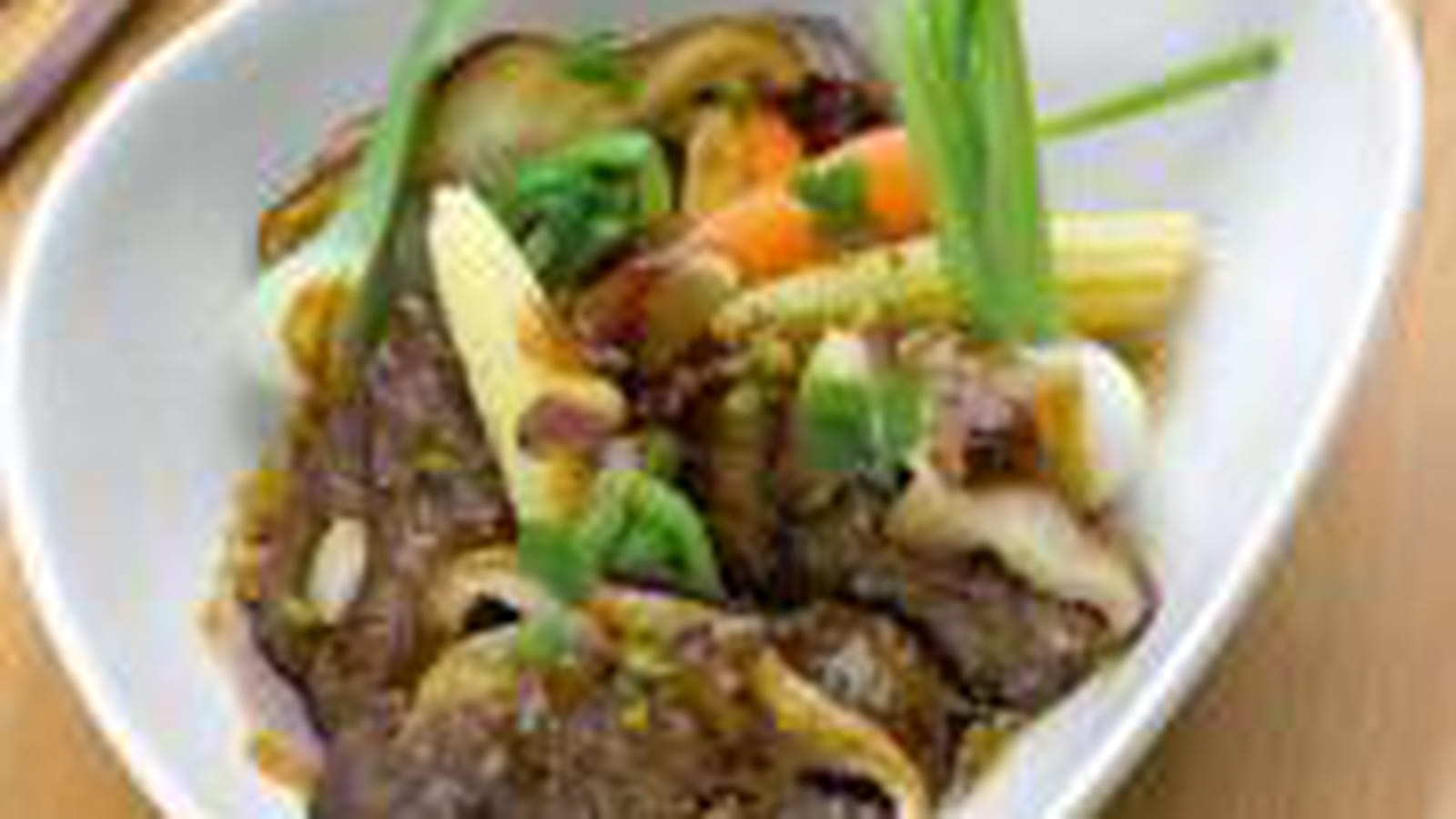 Wok d'onglet de veau flambé au Calvados, pleurotes, mini légumes et coriandre fraîche
