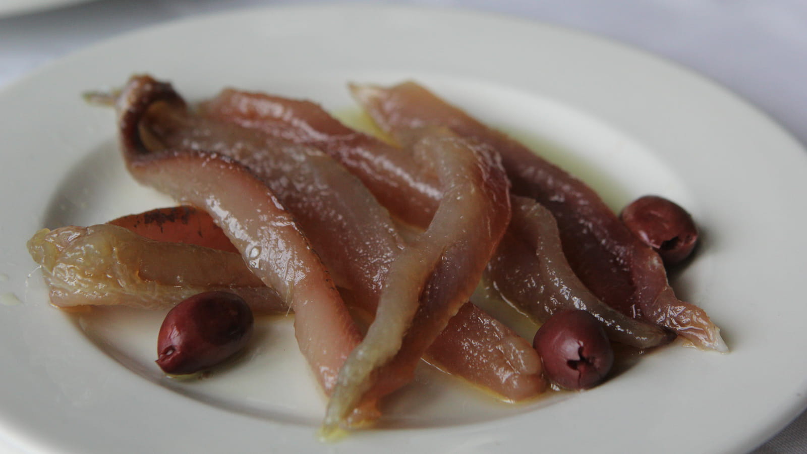 Anchois marinés aux olives