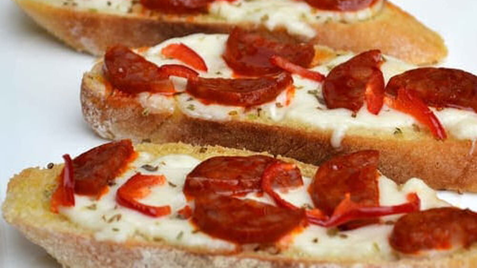 Bruschettas mozzarella, chorizo et piment doux du Chili