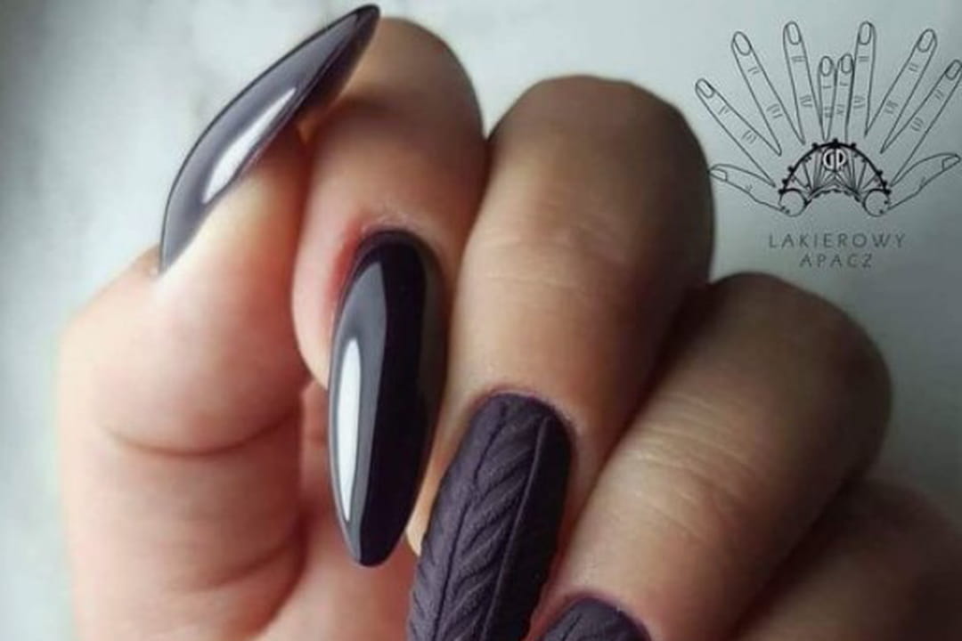 Nail art ongles effet pull pourpre