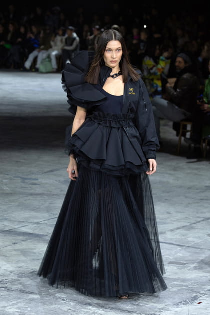 Bella Hadid lors du défilé Off-White automne-hiver 2020-2021