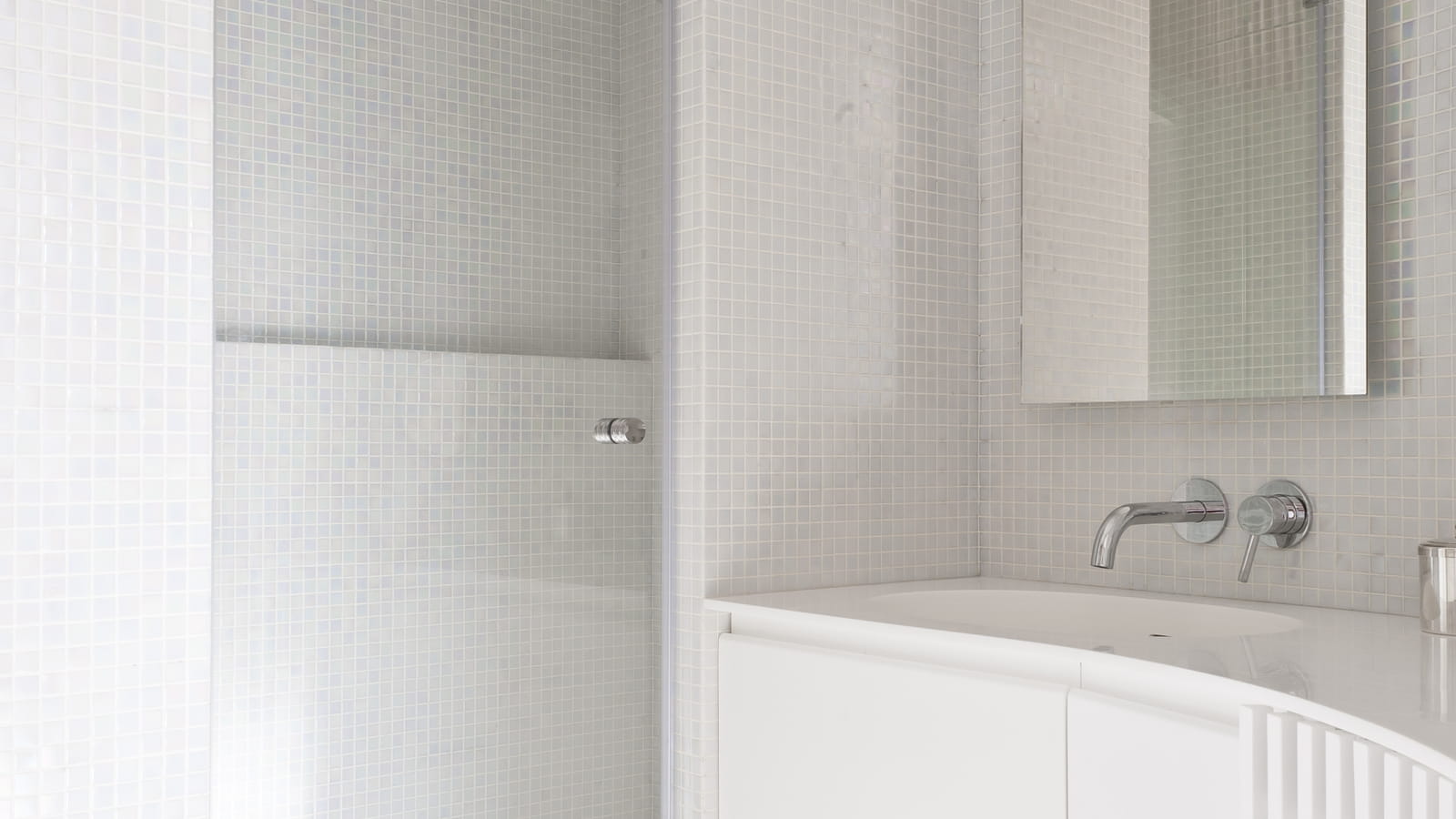 Une salle de bains en bois et mosaïque 