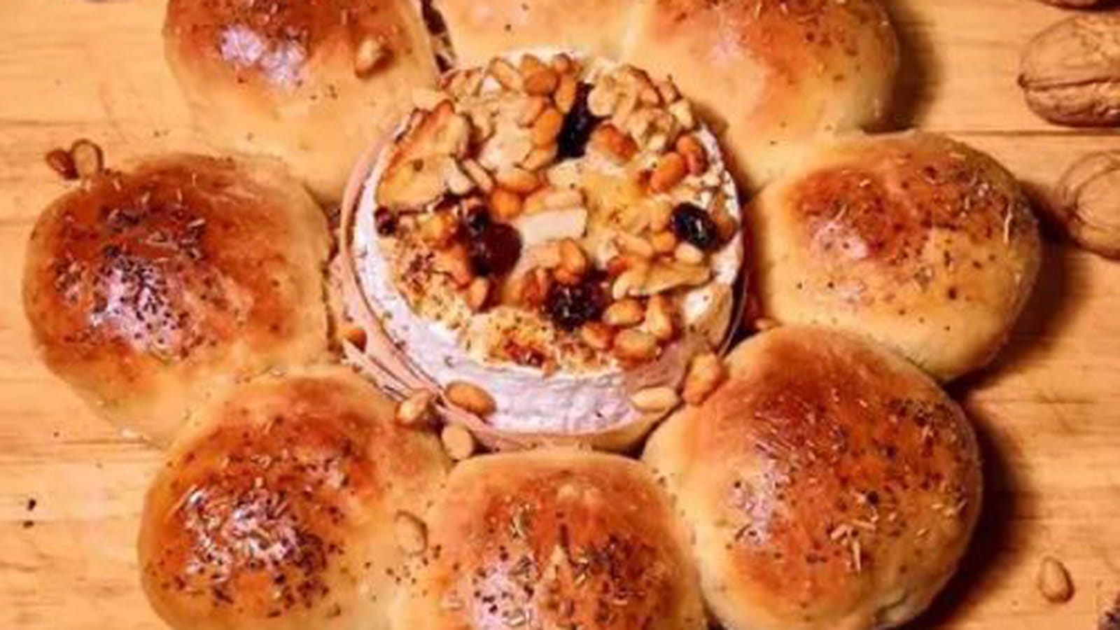 Camembert au four entouré de sa brioche aux fruits secs