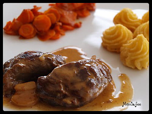 Joue de porc, crème d'ail et pommes fondantes