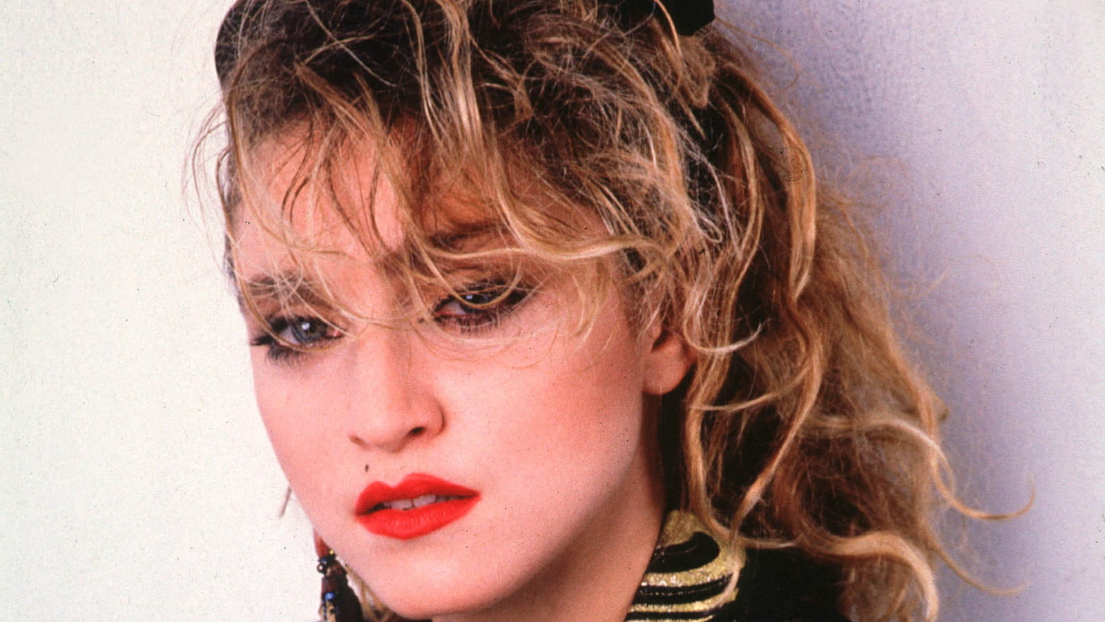 Blond décoloré et bouche rouge