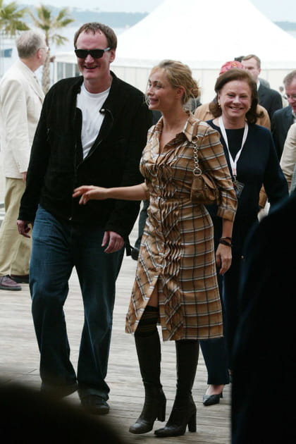 Emmanuelle Béart en robe à carreaux et cuissardes