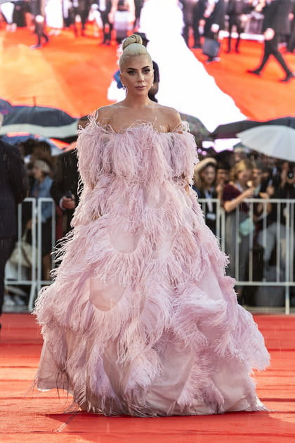 Lady Gaga en robe bustier XXL lilas à plumes Valentino