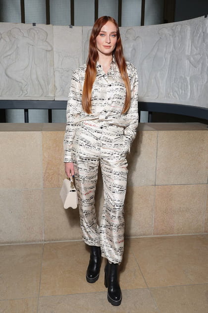 Sophie Turner en ensemble chemise et pantalon à imprimé partition de musique au défilé Louis Vuitton