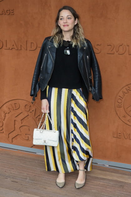 Marion Cotillard en jupe longue ray&eacute;e et veste en cuir