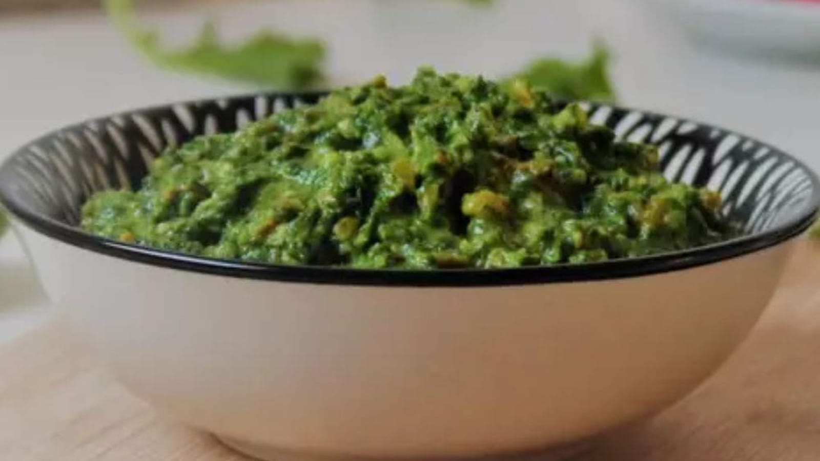 Pesto aux fanes de radis et pistaches torréfiées