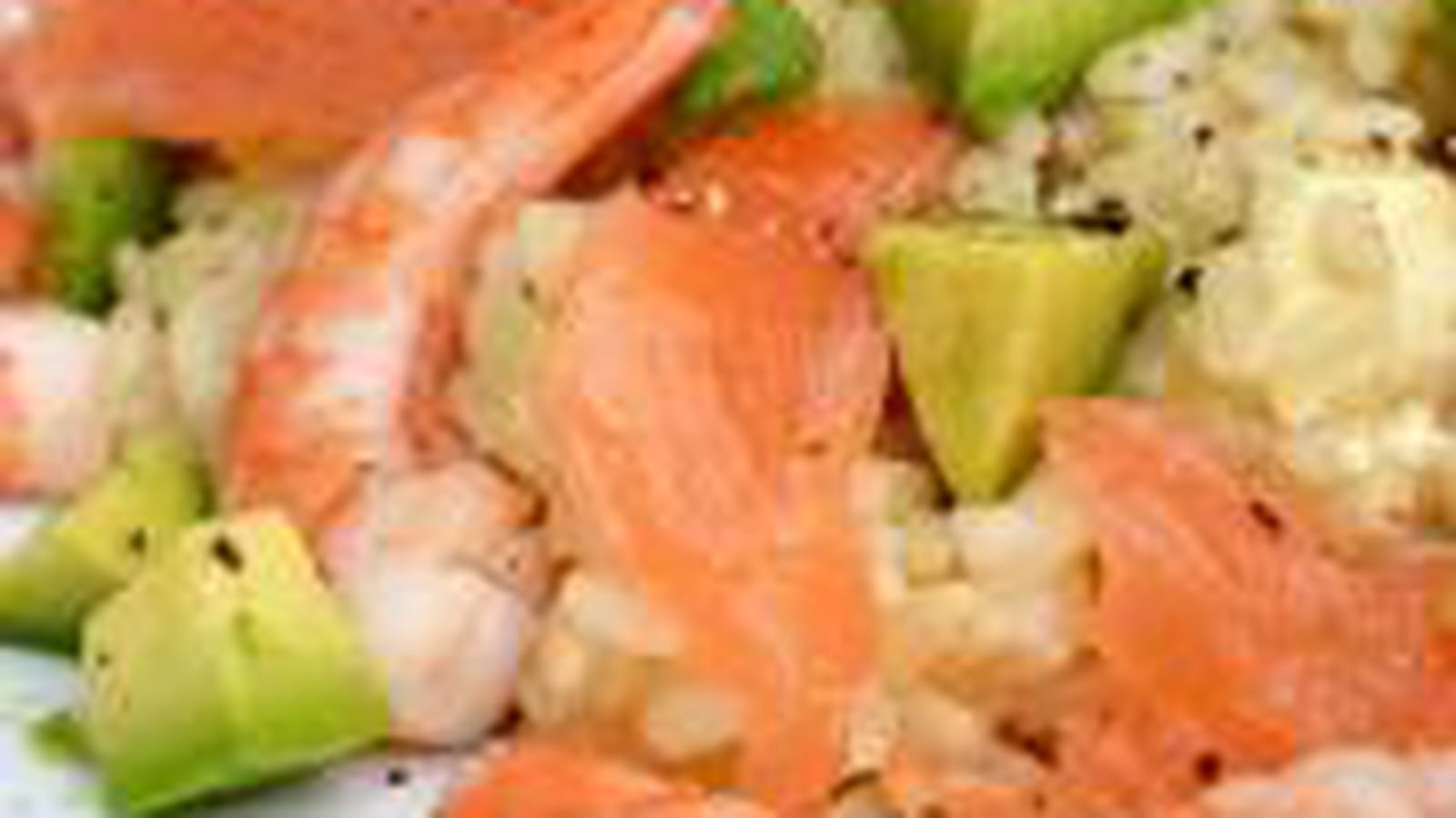 Risotto au saumon fumé, crevettes et avocat, feta et citron vert