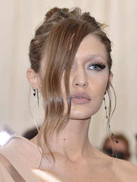 Le chignon destroy de Gigi Hadid