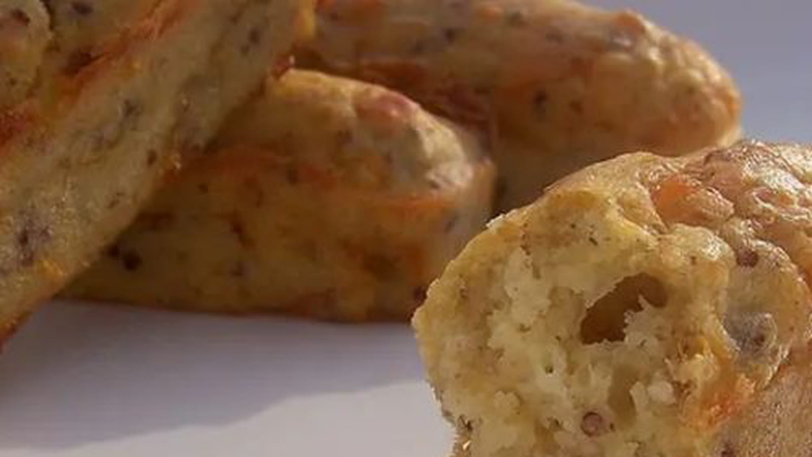 Mini cakes au thon et cheddar