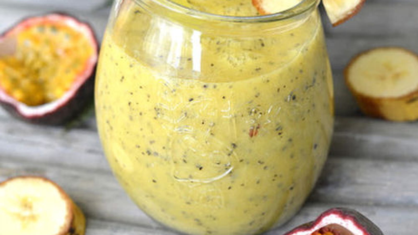 Smoothie ananas, fruits de la passion et banane