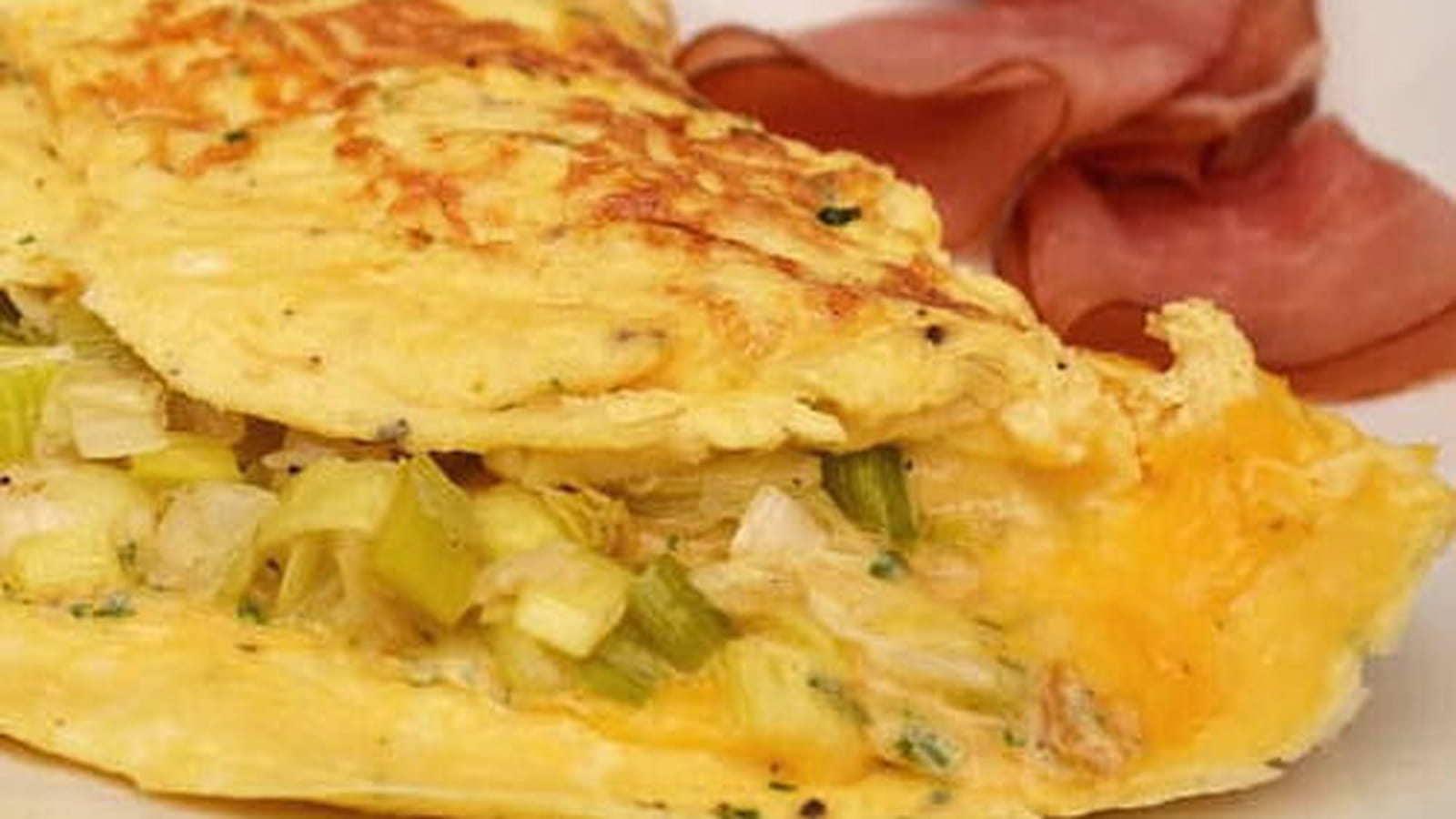Omelette aux poireaux, échalotes, emmental et cheddar