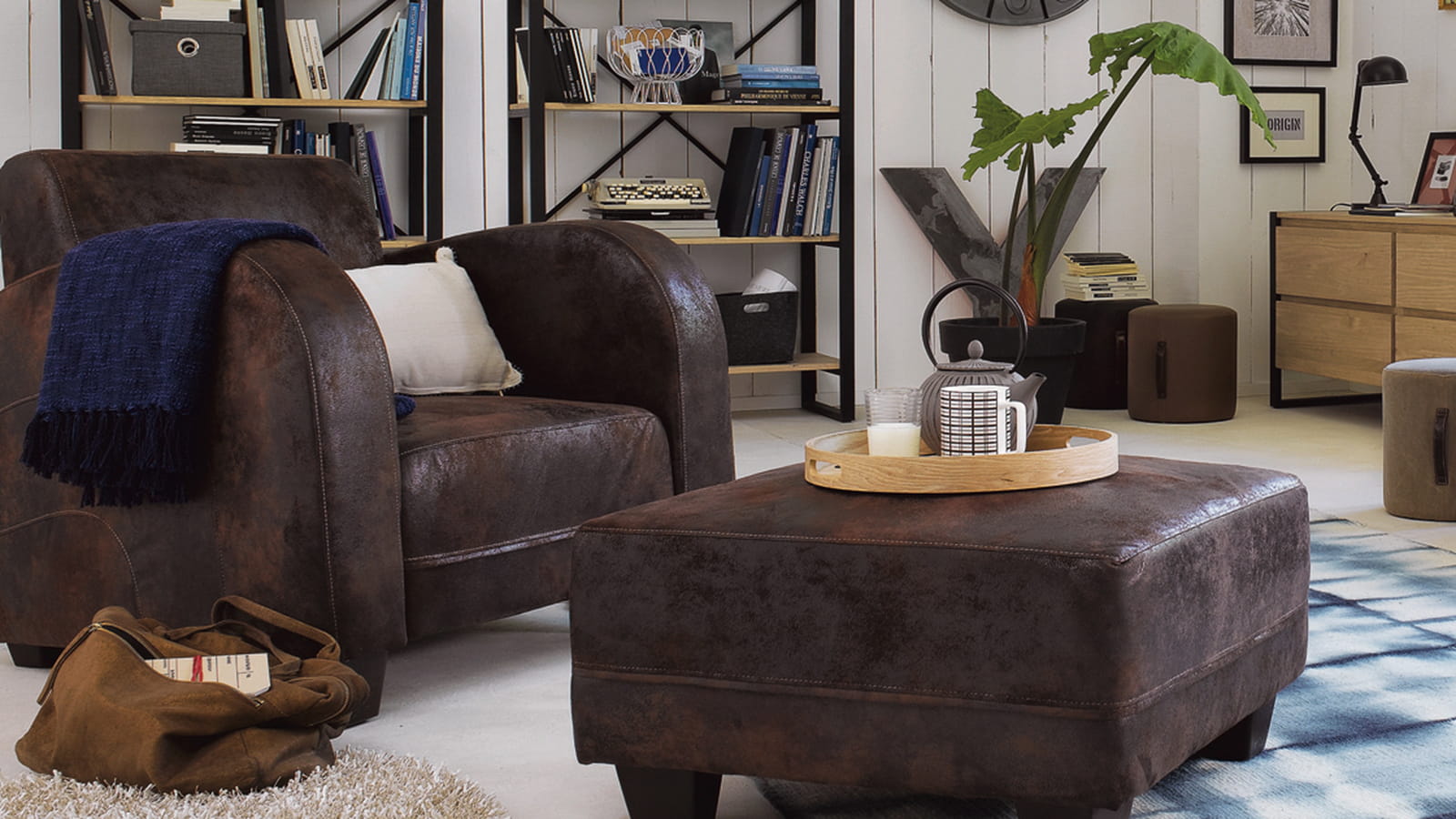 Fauteuil et ottoman aspect cuir