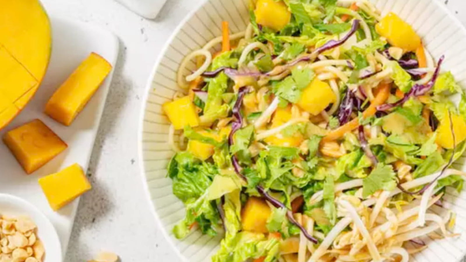 Salade épicée de nouilles thaï à la mangue