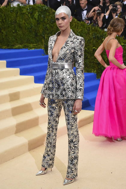 Cara Delevingne en costume argenté brodé de perles