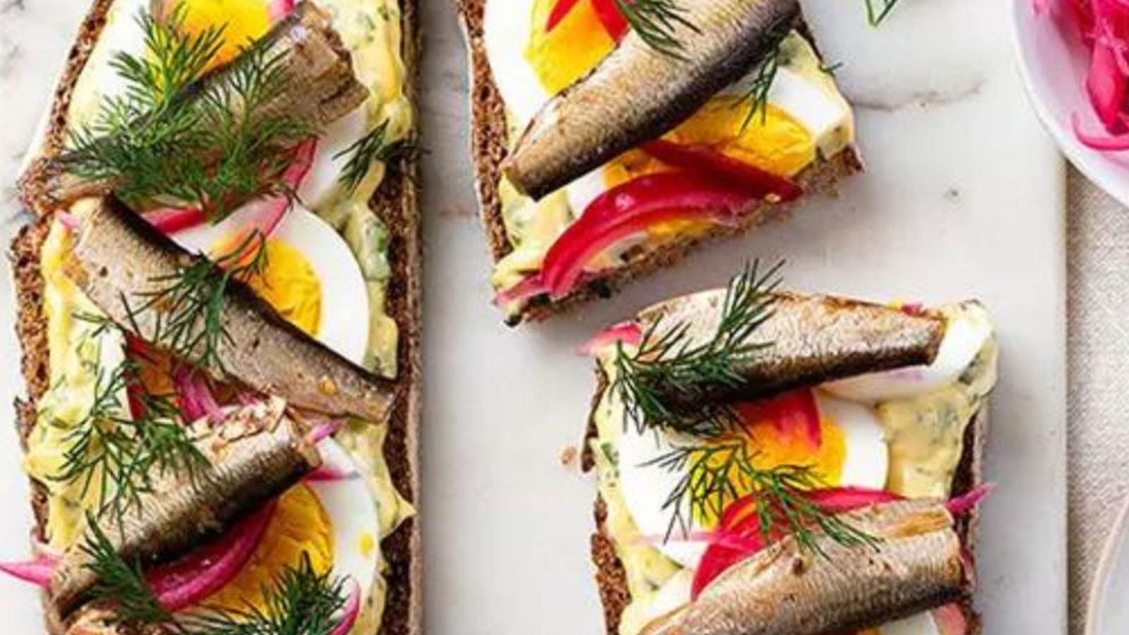 Tartines de sprats fumés et pickles d'oignons rouges