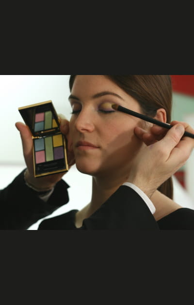 La pose du fard jaune