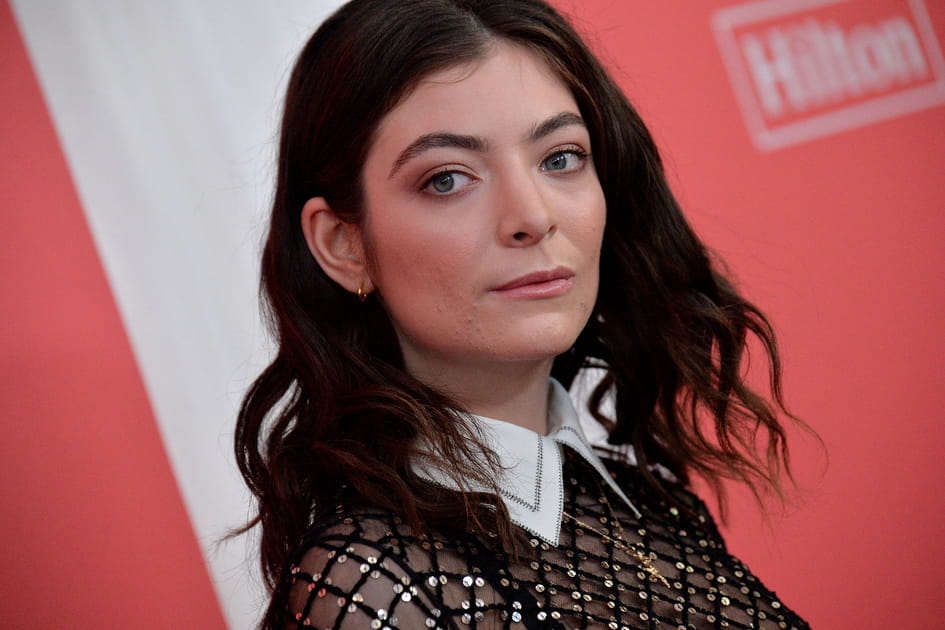 Les cheveux boucl&eacute;s mi-longs de Lorde