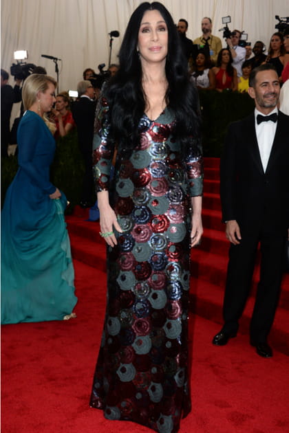 Cher en robe longue &agrave; paillettes