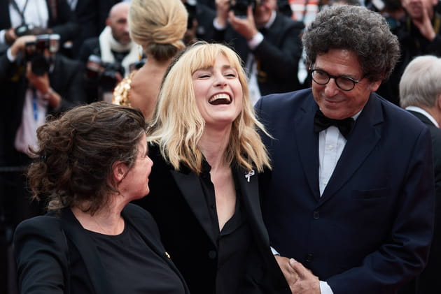 Julie Gayet hilare sur le tapis rouge pour l'avant-premi&egrave;re de "La belle &eacute;poque" le 20&nbsp;mai