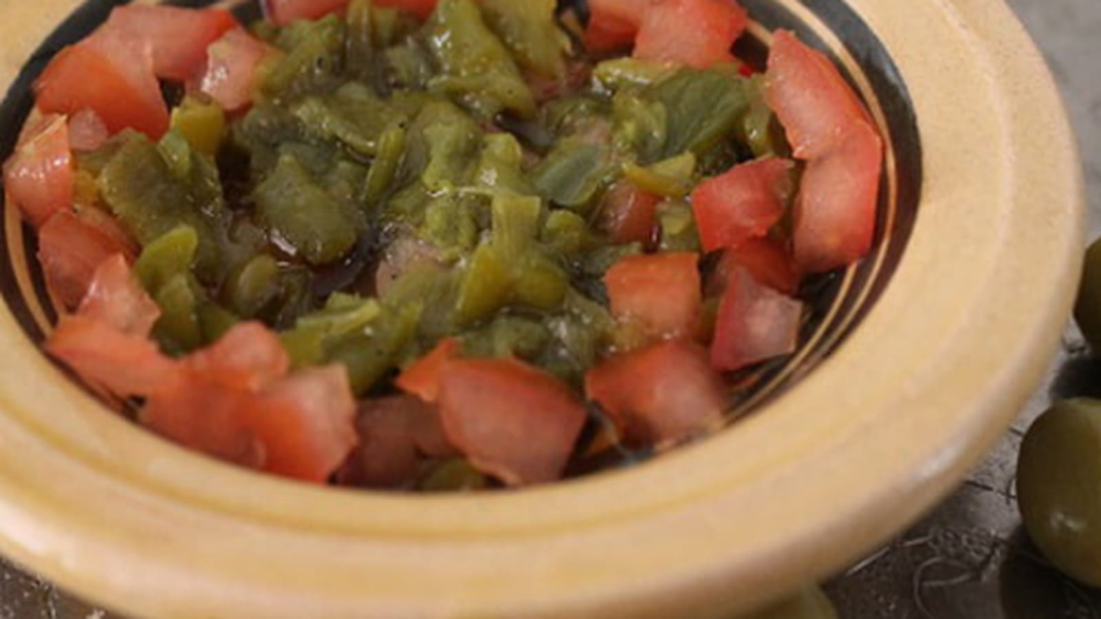 Salade mechouia tunisienne, aux piments, tomates et oignons