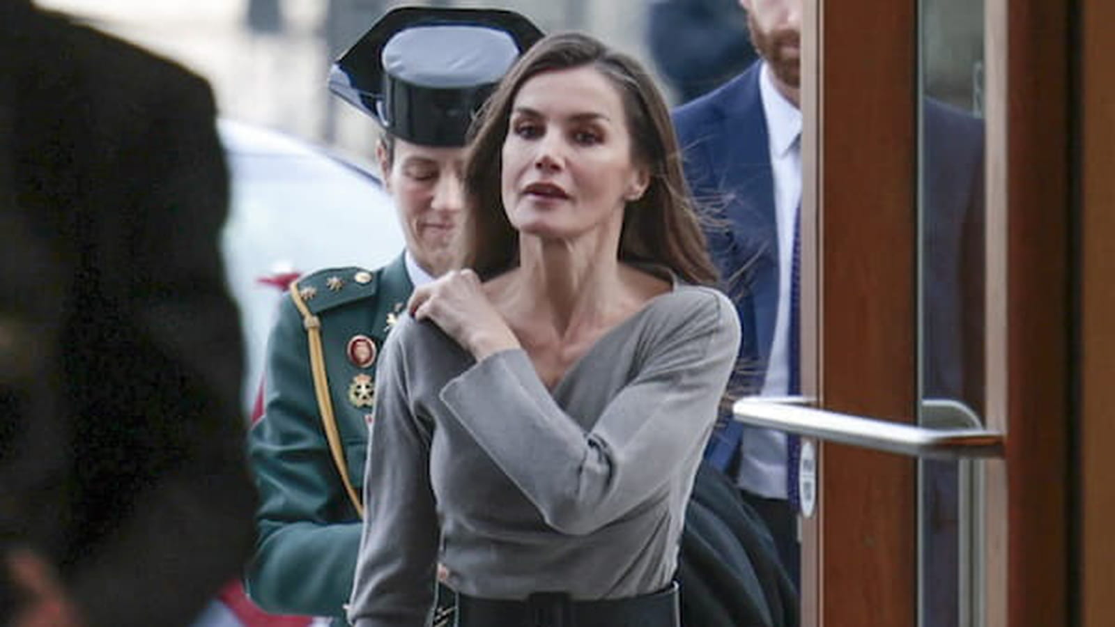 Maxima des Pays-Bas s'approprie le manteau incontournable de l'hiver, Letizia d'Espagne se glisse dans une robe ultra-flatteuse...