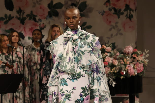Cape, chemise &agrave; lavalli&egrave;re et pantalon &agrave; fleurs aper&ccedil;us sur le d&eacute;fil&eacute; Richard Quinn