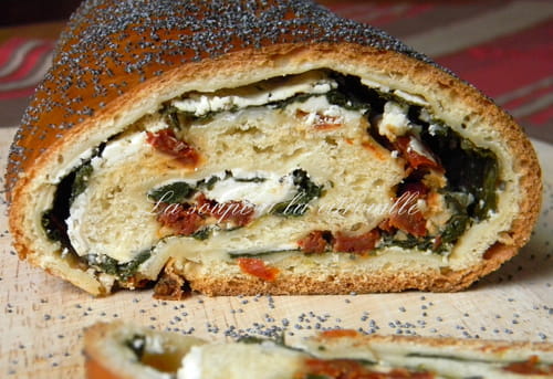 Brioche roulée à la féta, aux épinards et aux tomates séchées