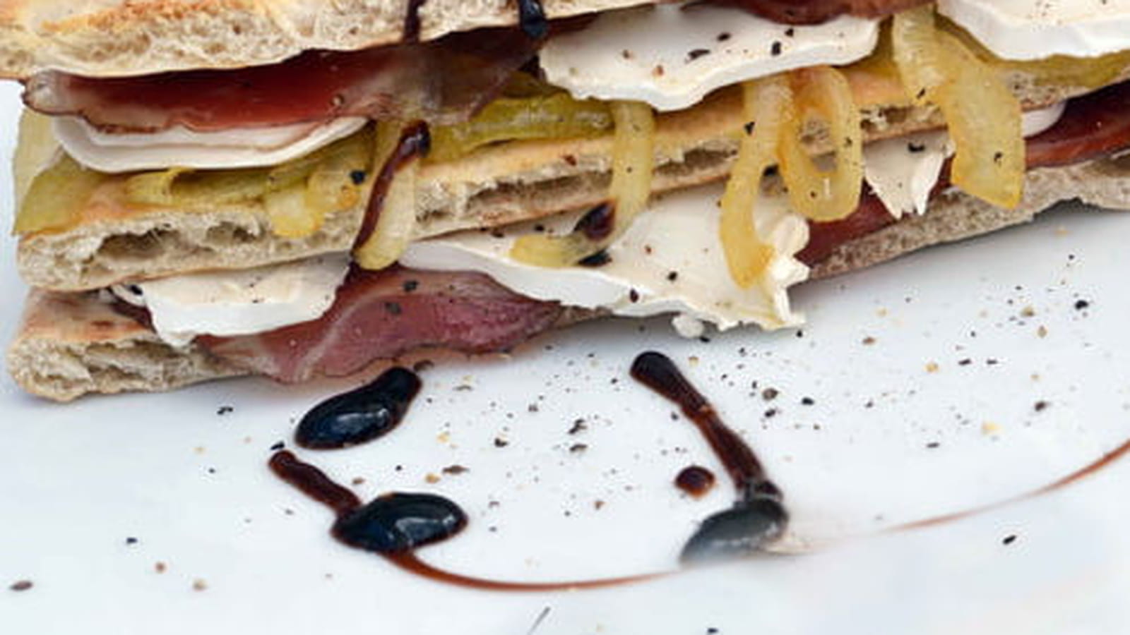Pain suédois aux oignons confits, chèvre et coppa