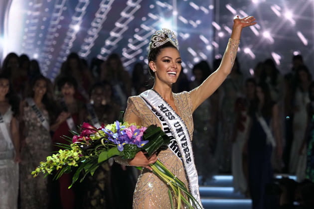 Miss Univers 2018&nbsp;salue la foule